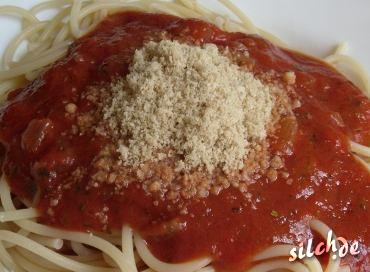 veganer Parmesan auf Spaghetti Napoli (Foto: Hannes Benne)
